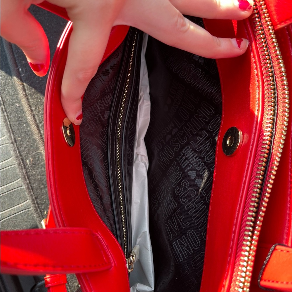 Love Moschino Signature Red Heart Chain Handbag - Picture 7 of 16